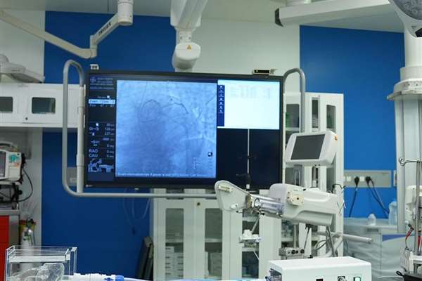 مستشفى القاسمي بالشارقة يعلن عن تبني أحدث جهاز محاكاة للقسطرة لمعالجة 3 أمراض قلبية