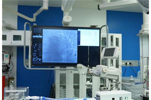 مستشفى القاسمي بالشارقة يعلن عن تبني أحدث جهاز محاكاة للقسطرة لمعالجة 3 أمراض قلبية